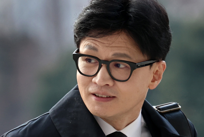 지난 22일 한동훈 국민의힘 비상대책위원장이 대통령실의 사퇴 요구를 거부했다고 말했다. 사진은 한 비대위원장이 지난 22일 서울 여의도 국회로 출근하며 취재진의 질문을 듣고 있는 모습. /사진=뉴스1