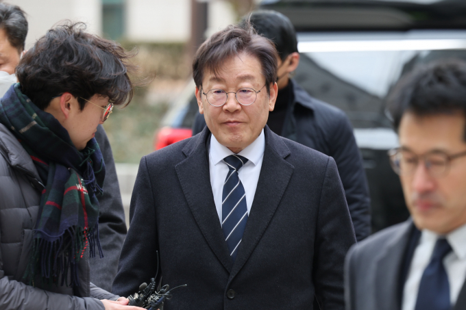 서울중앙지법 형사합의33부(부장판사 김동현)는 22일 위증교사 혐의로 기소된 이재명 더불어민주당 대표와 위증 혐의로 함께 기소된 김모씨의 첫 공판을 진행했다. 사진은 재판 출석을 위해 도착한 이 대표. /사진=뉴시스