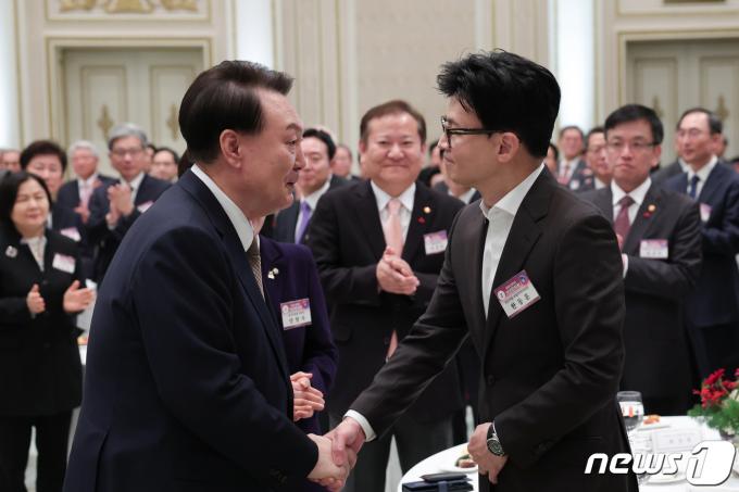 윤석열 대통령이 청와대 영빈관에서 열린 2024년 신년인사회에서 한동훈 국민의힘 비상대책위원장과 악수하고 있다. (대통령실 제공) 2024.1.3/뉴스1 ⓒ News1 오대일 기자