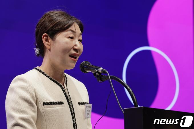 [사진] 이임사 하는 김학자 회장