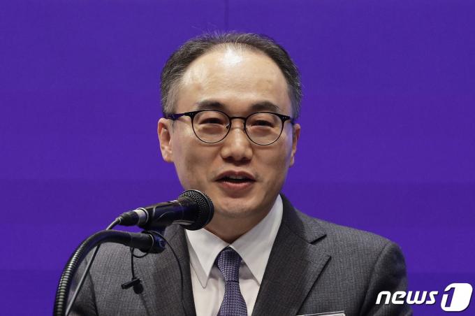 [사진] 축사 나선 이원석 총장
