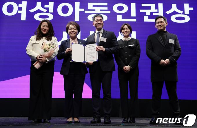 [사진] 여성아동인권상 수상한 경찰청 청소년보호과 학대정책계
