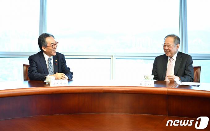 [사진] 조태열 장관, 류진 회장 면담