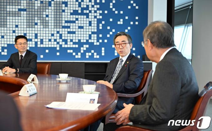 [사진] 류진 회장 면담 갖는 조태열 장관