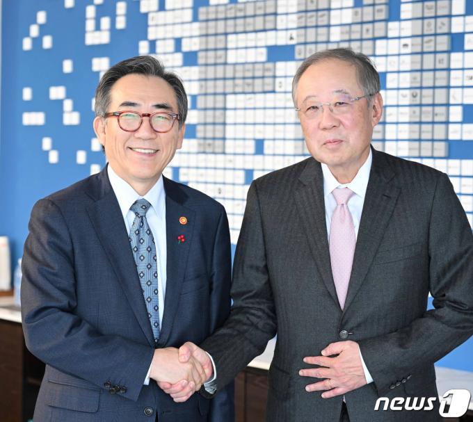 [사진] 류진 회장 만난 조태열 장관