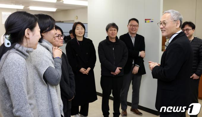 [사진] 직원들 격려 나선 유인촌 장관