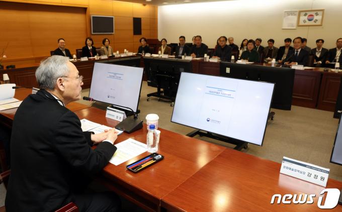 [사진] 업무보고 받는 유인촌 장관