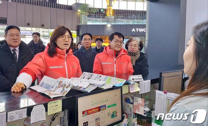 [사진] 강릉역 관광통역안내소 찾은 장미란 차관