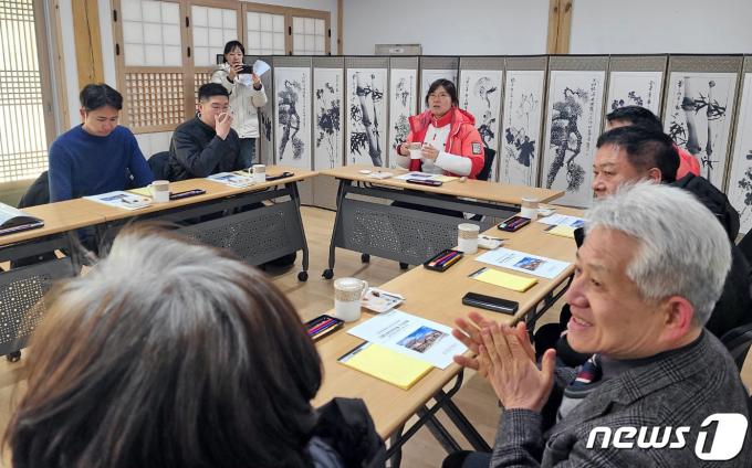 [사진] 간담회 갖는 장미란 차관