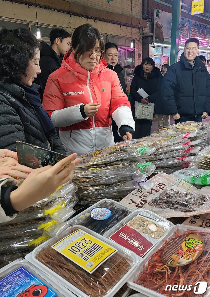 [사진] 강릉 전통시장 찾은 장미란 차관