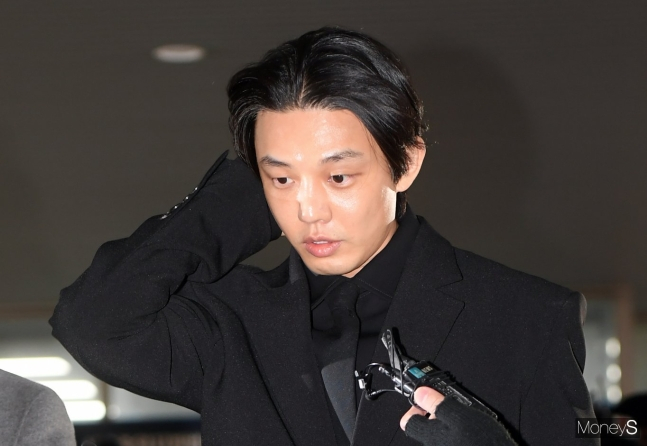 배우 유아인(본명 엄홍식·37)은 23일 오전 서울중앙지법 형사25-1부(재판장 박정길) 심리로 열린 2번째 공판에 출석한다. 사진은 지난해 12월 서울 서초구 서울중앙지방법원에서 열린 첫 재판에 출석하며 취재진 질문에 답한 배우 유아인. /사진=장동규 기자