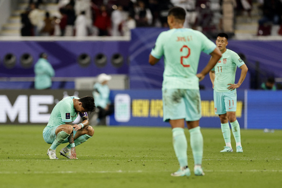 중국 축구대표팀이 아시안컵 조별리그 최종전에서 카타르에 0-1로 패했다. 사진은 패배가 확정된 중국 선수들이 좌절하는 모습. /사진=로이터