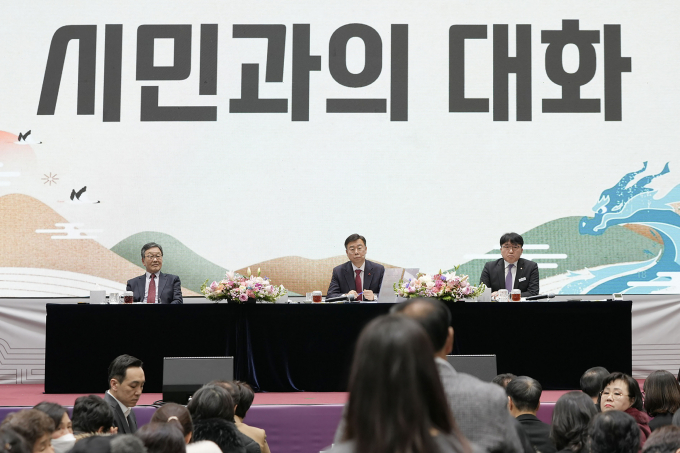  신상진 성남시장은 지난 22일 오후 2시 금곡공원 국민체육센터에서 1000여 명의 시민을 직접 만나 "올해는 성남시가 새로운 50년, 희망의 미래를 시작하는 첫해로 대한민국 4차산업 특별도시 '새로운 성남'의 장을 열겠다"는 포부와 함께 동별 건의 사항을 청취하고 답변하는 시간을 가졌다. / 사진제공=성남시