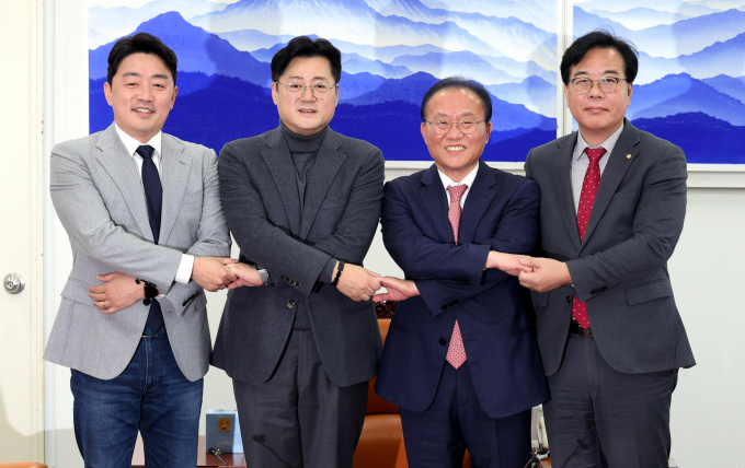 여·야가 민생 법안 처리를 위해 가동했던 2+2 협의체 운영을 중단하고 논의했던 법안은 개별 상임위원회에서 심사하기로 했다. 사진은 지난해 12월7일 서울 여의도 국회운영위원장실에서 열린 '예산안 2+2 협의체 회의‘에서 여야 원내대표와 예결위 간사들이 기념촬영을 한 모습. 왼쪽부터 강훈식 민주당 의원, 홍익표 민주당 원내대표, 윤재옥 국민의힘 원내대표, 송언석 국민의힘 의원. 