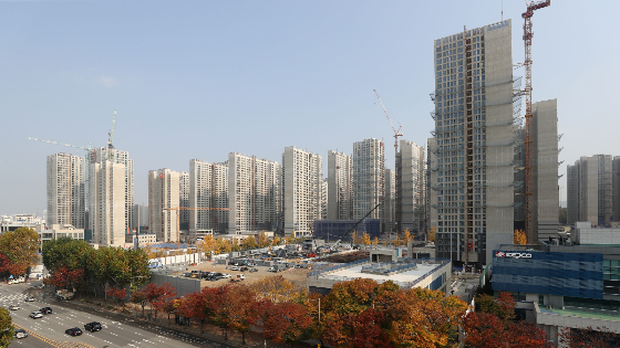 국토부가 공사비 분쟁 요인이 될 수 있는 공사계약 내용을 개선·보완하는 데에 쓰이는 '정비사업 표준공사계약서'를 각 지방자치단체에 배포했다. 사진은 한 아파트 건설 현장. /사진=뉴스1