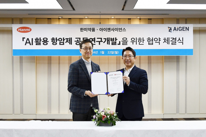 박재현 한미약품 대표(왼쪽)와 강재우 아이젠사이언스 대표가 지난 22일 서울 송파구 한미약품 본사에서 열린  ‘AI 플랫폼 기반 항암신약 연구개발’을 목적으로 한 업무협약식에서 기념촬영을 하고 있다. /사진=한미약품