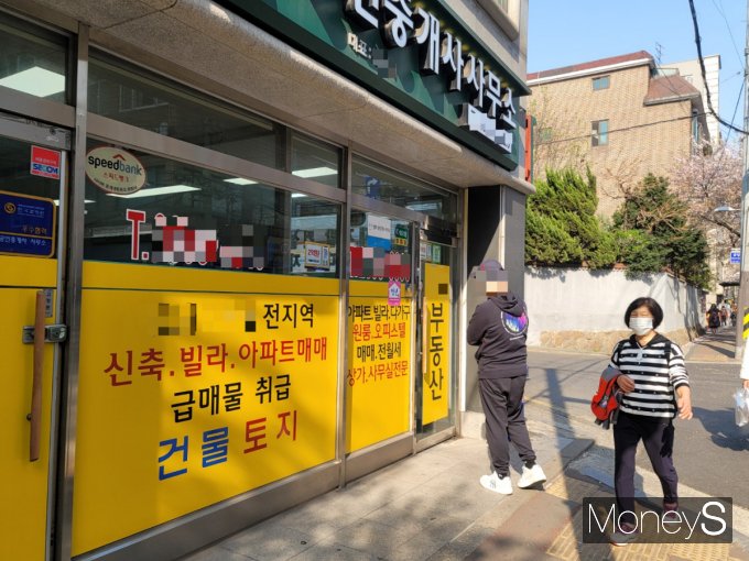 지난해 폐업한 공인중개사무소는 1만4379곳, 휴업한 곳은 1438곳으로 총 1만5817개 공인중개사무소가 문을 닫으면서 2019년(1만6749곳) 이래 가장 많은 숫자를 기록했다. /사진=신유진 기자
