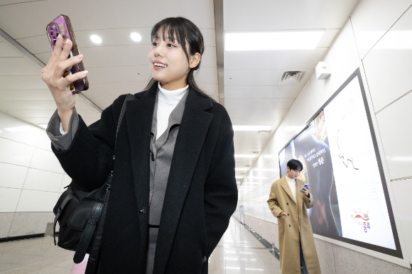 KT 관계자들이 개인화 문자와 디지털 광고를 통합적으로 실행 가능한 '원스톱' 통합 마케팅 플랫폼 'KT 애드트윈'(AD-Twin) 출시를 알리고 있는 모습. /사진=KT