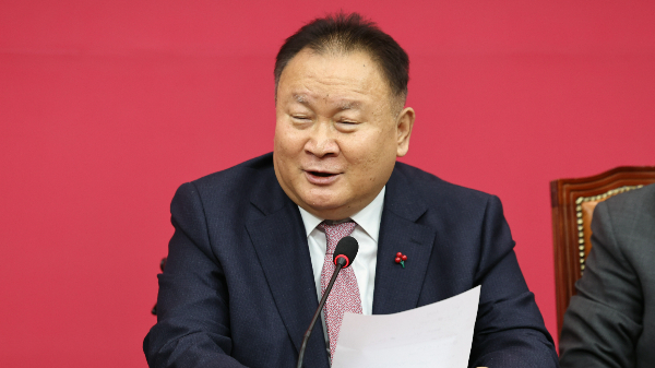 이상민 국민의힘 의원이 23일 라디오 '김태현의 정치쇼'에서 대통령실의 한동훈 비상대책위원장 사퇴 요구에 대해 이관섭 대통령 비서실장의 책임이라고 주장했다. 사진은 지난 8일 서울 여의도 국회에서 열린 비상대책위원회에서 국민의힘에 입당한 이상민 의원이 입당 소감을 밝히는 모습. /사진=뉴스1