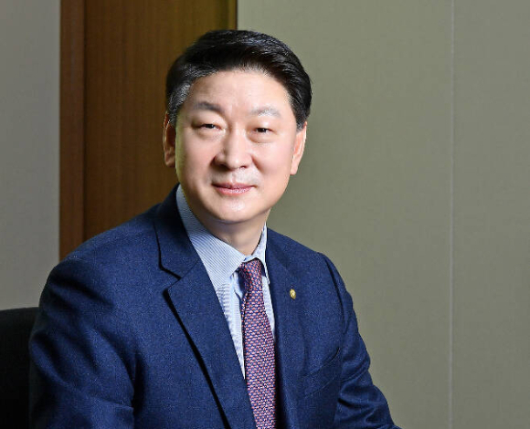 저축은행중앙회가 릴레이 사회공헌활동을 펼친다. 사진은 오화경 저축은행중앙회장./사진=저축은행중앙회