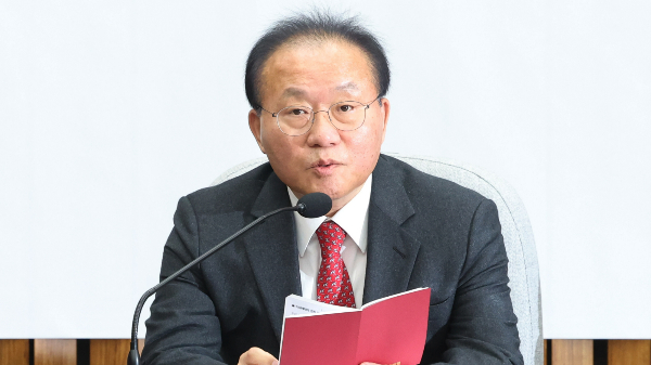 윤재옥 국민의힘 원내대표가 정치인에 대한 신뢰도가 바닥을 찍는 것에 여야 모두 책임을 느끼고 학생들 보기에 부끄러운 정치를 멈춰야 한다고 주장했다. 사진은 윤 원내대표가 23일 서울 여의도 국회에서 열린 원내대책회의에서 발언하는 모습. /사진=뉴스1