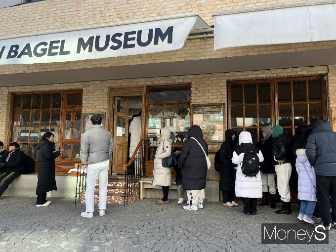  K-베이글 열풍이 이어지고 있다. 최강 한파가 찾아온 지난 23일 서울 종로구 런던베이글뮤지엄 안국점에 대기 줄이 늘어서 있다. /사진=박재이 기자