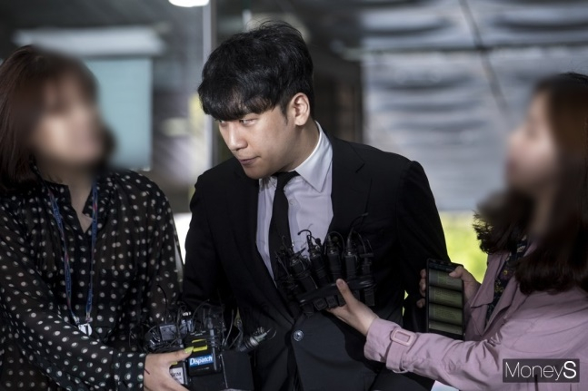 연예계 은퇴를 선언한 빅뱅 출신 승리의 근황이 공개됐다. 사진은 지난 2019년 5월 서울 서초구 서울중앙지법에서 열린 구속 전 피의자 심문(영장실질심사)을 받기 위해 출석한 그룹 빅뱅 출신 승리. /사진=장동규 기자