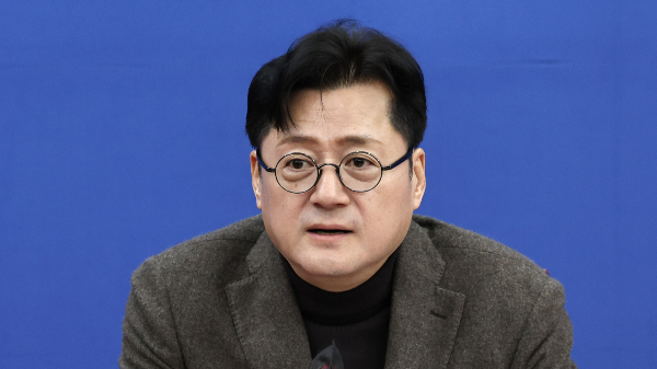 홍익표 더불어민주당 원내대표가 윤석열 대통령이 탈원전을 하게 되면 반도체뿐 아니라 첨단산업을 포기해야 한다고 지적했다. 사진은 23일 오전 서울 여의도 국회에서 열린 원내대책회의에서 홍 원내대표가 모두발언하는 모습. /사진=뉴스1