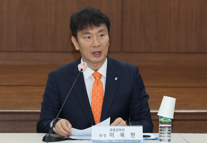 이복현 금융감독원장이 지난 15일 오전 서울 중구 은행회관에서 열린 서민·소상공인 신용회복지원을 위한 금융권 협약식에서 모두 발언을 하는 모습./사진=뉴스1