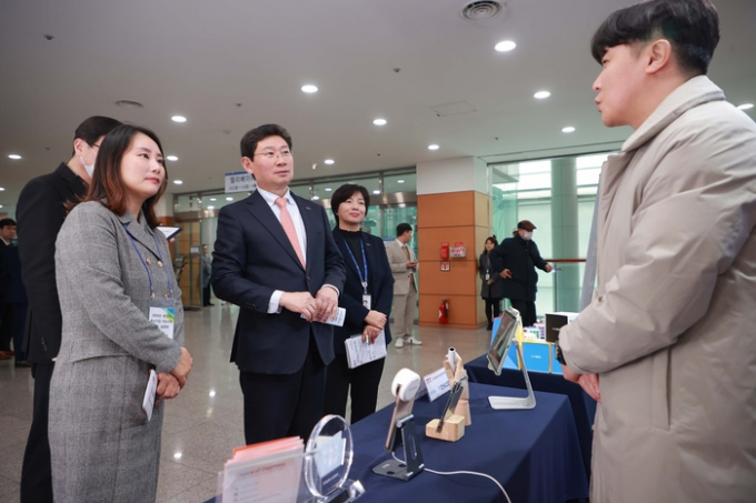 지난 22일 용인특례시청에서 열린 '2024년 중소기업 지원시책 합동 설명회'에 참석한 이상일 용인특례시장. / 사진제공=용인특레시