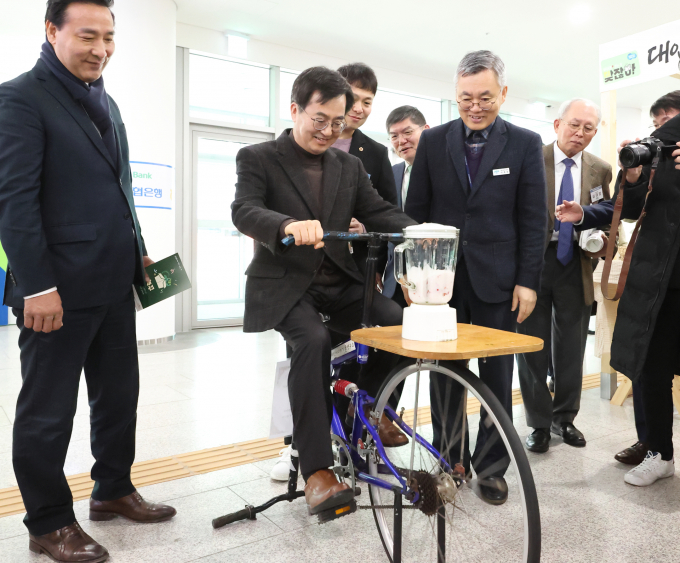 김동연 경기도지사가 23일 1회용품 사용 줄이기 실천 선언식에 참석해 참석자들과 에너지 순환 시범을 보이고 있다. / 사진제공=경기도