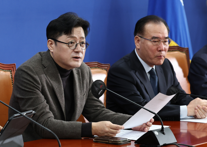 23일 홍익표 더불어민주당 원내대표가 옥시찬·김유진 방심위원 해촉에 대해 "방송통신심의위원회가 정권의 청부 심의기관으로 전락했다"고 지적했다. 사진은 홍 원내대표(왼쪽)가 23일 서울 여의도 국회에서 열린 원내대책회의에서 모두발언을 하는 모습. /사진=뉴스1