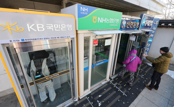  서울 시내 시중은행 ATM 기기를 이용하는 시민들의 모습./사진=뉴스1