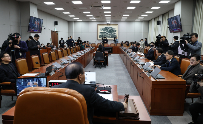 23일 야당이 강성희 진보당 의원(전북 전주시을) 강제퇴장 논란을 놓고 국회 운영위원회를 단독 소집했으나 야당 불참으로 파행됐다. 사진은 국회 운영위원장인 윤재옥 국민의힘 원내대표가 23일 서울 여의도 국회에서 열린 운영위 전체회의에서 회의를 주재하는 모습. /사진=뉴스1