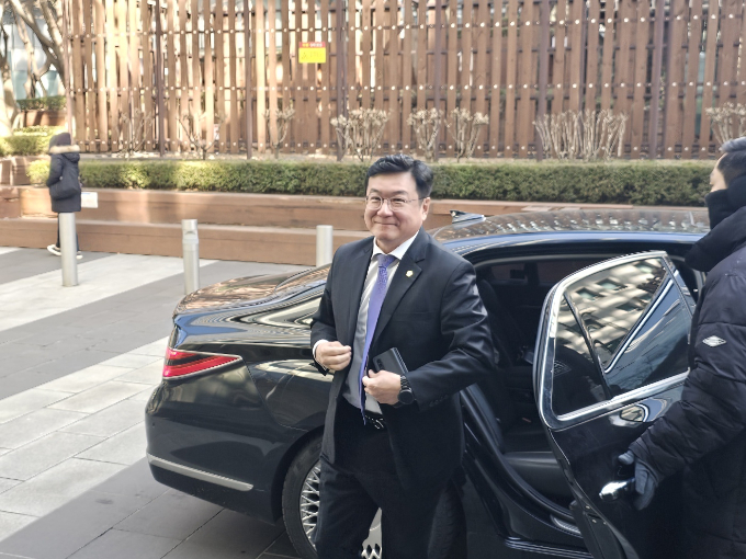 이찬희 삼성 준법감시위원회 위원장이 23일 정례회의 참석 전 기자들과 만나 2기에 대한 평가와 3기의 역할 등에 대해 얘기했다. 사진은 이날 정례회의 참석을 위해 이동하는 이 위원장. /사진=김동욱 기자