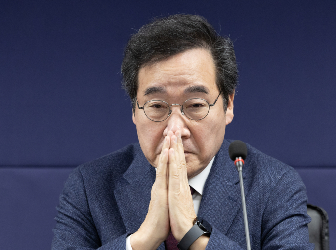불출마를 선언한 이낙연 새로운미래(가칭) 인재위원장이 제3지대 소속의원들에게 출마 압박을 받고 있다. 사진은 이 위원장이 지난 22일 서울 여의도 새로운미래 당사에서 열린 제1차 창당준비위원회 회의에서 참석 위원장들의 발언을 듣고 있는 모습. /사진=뉴스1