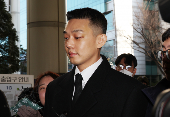 마약 투약 혐의로 기소된 배우 유아인이 자신의 두 번째 재판에 출석해 일부 혐의를 부인했다. 사진은 23일 오전 서울 서초구 서울중앙지법에서 열린 2차 공판에 출석한 마약 상습 투약 혐의로 불구속 기소된 배우 유아인(본명 엄홍식). /사진=뉴스1