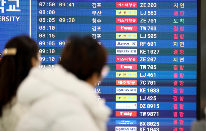 제주도에 내린 폭설과 강풍의 영향으로 제주기점 항공편이 300편 넘게 결항됐다. 사진은 23일 오전 제주국제공항 1층 대합실 항공기 출도착 현황판에 결항을 알리는 문구가 가득한 모습. /사진=뉴시스