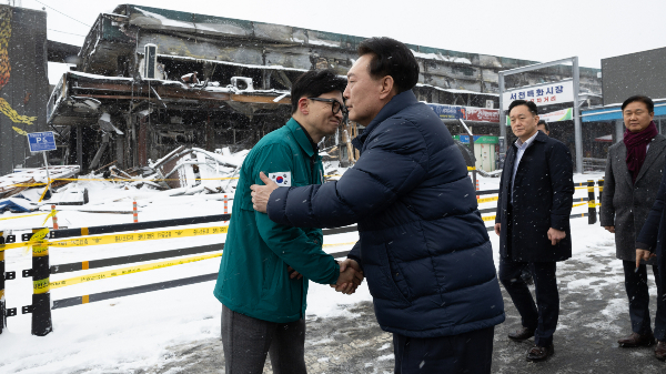 윤석열 대통령과 한동훈 국민의힘 비상대책위원장이 충남 서천 특화시장에서 만나면서 양측의 갈등이 호전될 것이라는 관측이 나오고 있다. 사진은 23일 충남 특화시장 화재 현장에서 만나 악수하는 윤 대통령과 한 위원장의 모습. /사진=뉴스1