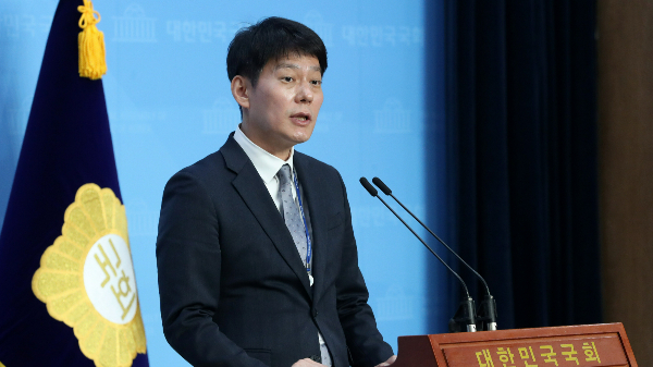 한민수 더불어민주당 대변인이 윤석열 대통령의 국정 운영 방식에 대해 무책임한 행태라고 비판했다. 사진은 지난 2020년 서울 여의도 국회에서 한 대변인이 기자회견을 하는 모습. /사진=뉴스1
