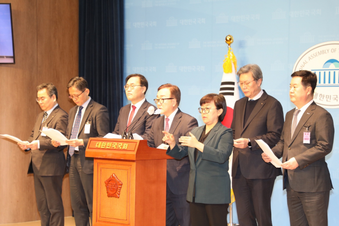 지난 23일 오후 국회 소통관에서 박양균 한국중견기업연합회 정책본부장(왼쪽부터), 강석구 대한상공회의소 상무, 홍석준 국회의원, 이동근 한국경영자총협회 상근부회장, 김창범 한국경제인협회 상근부회장, 김고현 한국무역협회 전무가 ‘중대재해처벌법 50인 미만 사업장 적용유예 촉구 공동 성명’을 발표했다. / 사진=한국경영자총협회