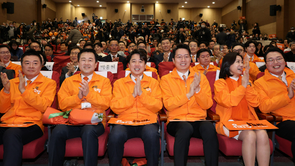 개혁신당이 인재영입위원장을 겸하게 된 이준석 개혁신당 대표를 비롯한 주요 당직자 인선을 발표했다. 사진은 지난 20일 서울 여의도 국회에서 열린 개혁신당 창당대회에서 개혁신당 지도부가 박수치는 모습. /사진=뉴스1
