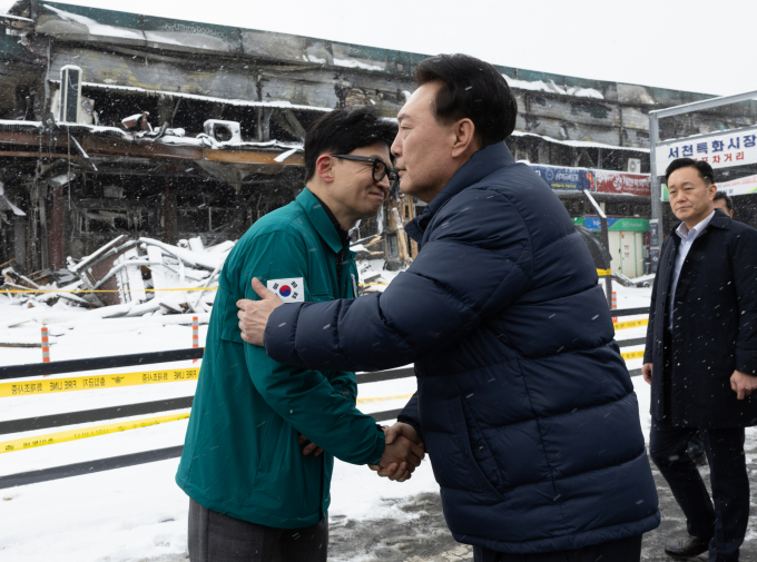 23일 한동훈 국민의힘 비상대책위원장이 윤석열 대통령에 대해 "깊은 존중과 신뢰의 마음을 가지고 있고 변함은 전혀 없다"고 말했다. 사진은 윤 대통령(오른쪽)이 23일 충남 서천군 서천수산물특화시장 화재 현장에서 한 비대위원장과 악수하는 모습. /사진=뉴시스(대통령실 제공) 