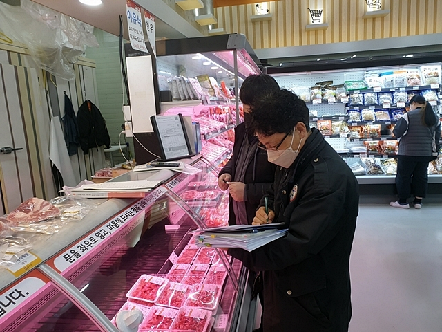 봉화군이 오는 2월 6일까지 설 명절을 앞두고, 축산물에 대한 위생관리 강화와 부정·불량 축산물 유통 근절을 위해 합동단속에 나선다./사진제공=경북 봉화군