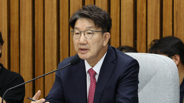 권성동 국민의힘 의원이 자신의 페이스북을 통해 윤석열 대통령과 한동훈 국민의힘 비상대책위원장의 관계 회복 수순에 대해 최선의 방안이라고 주장했다. 사진은 지난 20일 서울 여의도 국회에서 열린 인사청문회에서 권 의원이 발언하는 모습. /사진=뉴스1