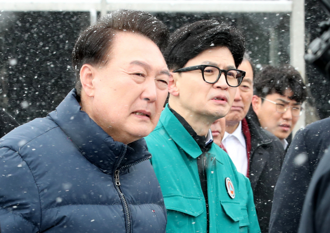 윤석열 대통령이 23일 오후 충남 서천군 특화시장을 방문해 특별재난지역 선포 가능 여부를 즉시 검토하겠다고 밝혔다. 사진은 23일 화재가 발생한 충남 서천 특화시장을 찾아 한동훈 국민의힘 비상대책위원장과 함께 현장을 둘러보는 윤 대통령의 모습. /사진=뉴스1