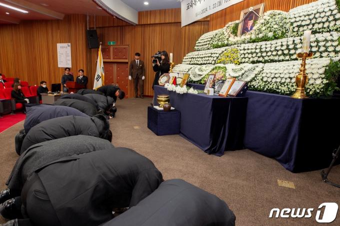 지역을 이끌 인재 양성에 힘써 달라며 자신의 전 재산을 충북대학교에 기탁한 고 신언임 여사의 장례식과 영결식이 22일 충북대학교장으로 열렸다.(충북대 제공)/뉴스1