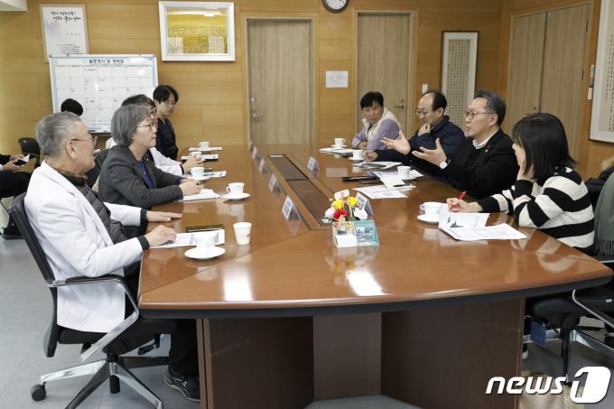 [사진] 국립소록도병원 의료진과 간담회하는 박민수 2차관
