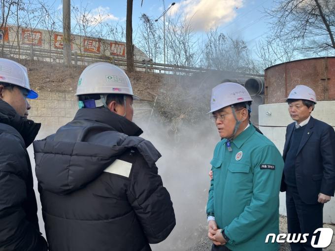 [사진] 열수송관 파손 현장 찾은 진교훈 구청장