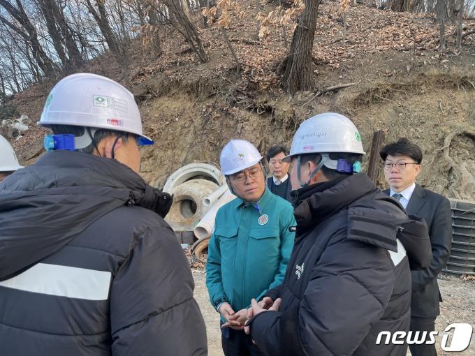 [사진] 열수송관 파손 현장 찾은 진교훈 구청장